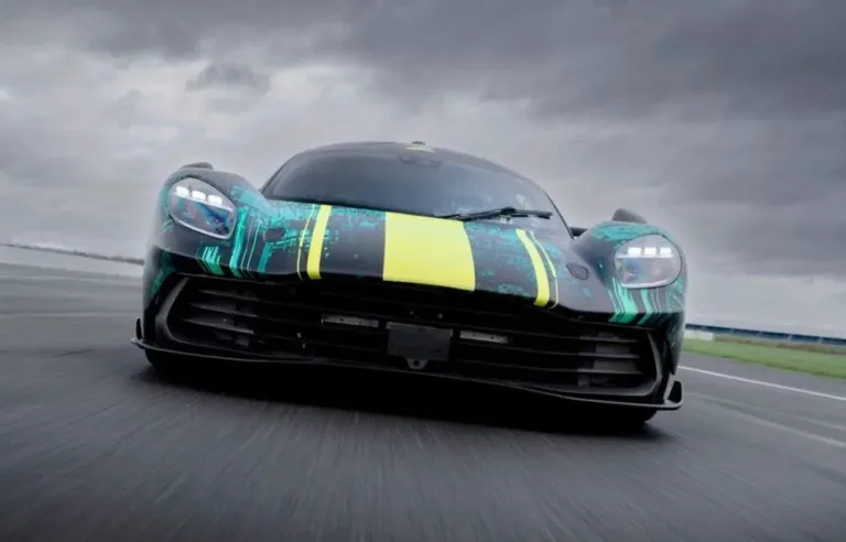 aston martin anunta valhalla intra in produtie in 2024 cu motor v8 si ofera 998 cp de putere mfrh original