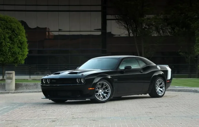 dodge challenger cedeaza teren in fata ford mustang in ultimul an de vanzari mfrh original