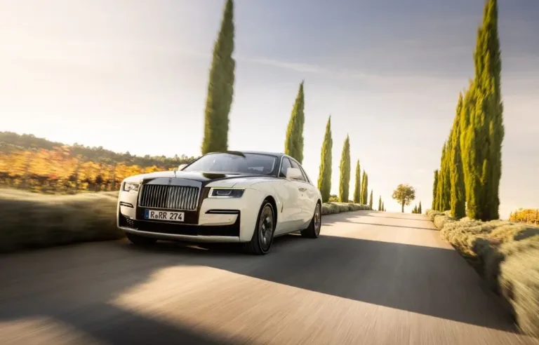 triumful rolls royce vanzari record cu 6032 de masini vandute in 2023 mfrh original