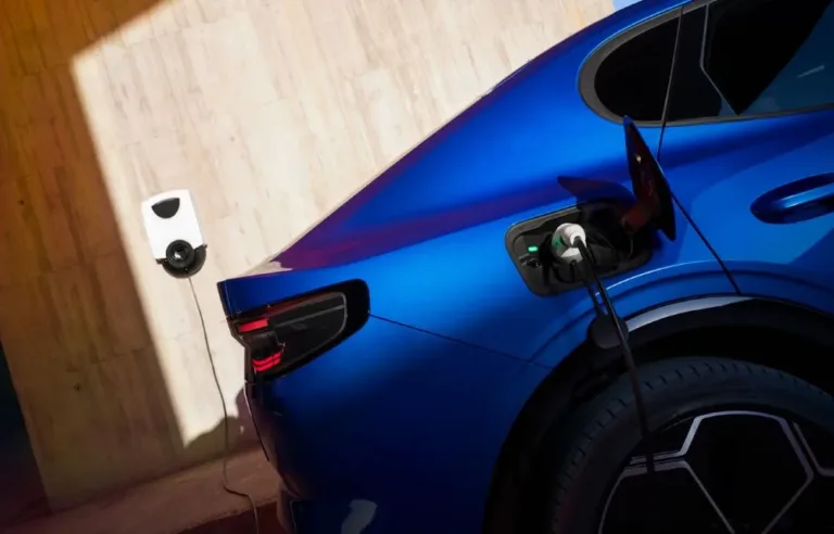 ford isi ajusteaza planurile electrificarea totala pana in 2030 este prea ambitioasa continuand dezvoltarea vehiculelor hibride mfrh original