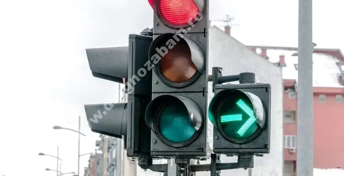 este legal ca un sofer care nu face viraj la dreapta ci merge inainte sau la stanga sa foloseasca banda 1 cand se afla intr o intersectie dotata cu un semafor verde intermitent