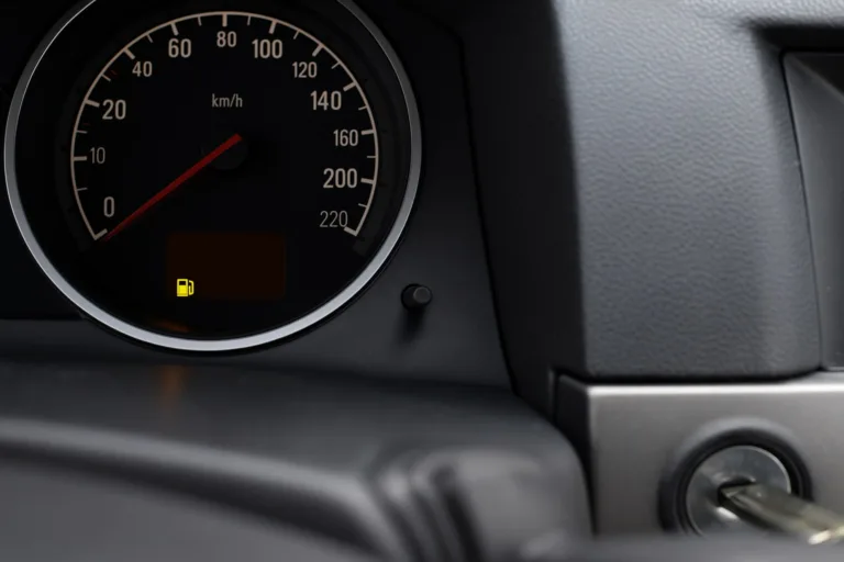 Acul nu urcă Ai benzină  dar bordul minte!