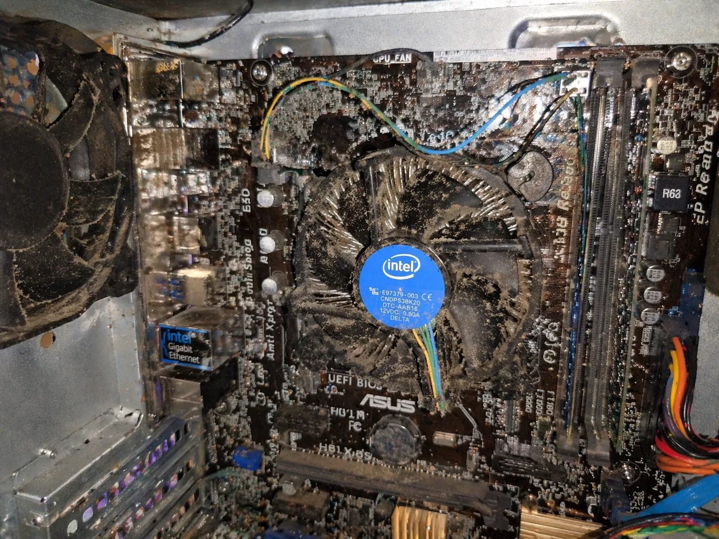 Interior prăfuit al unui PC