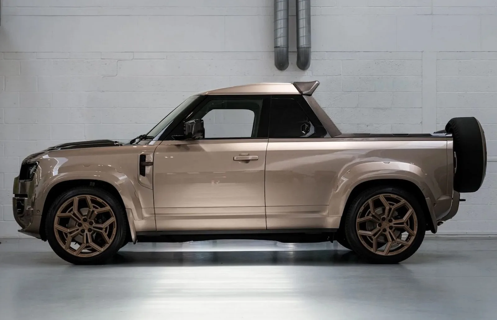 Land Rover Defender Pick up Urban Automotive Widetrack Avontur