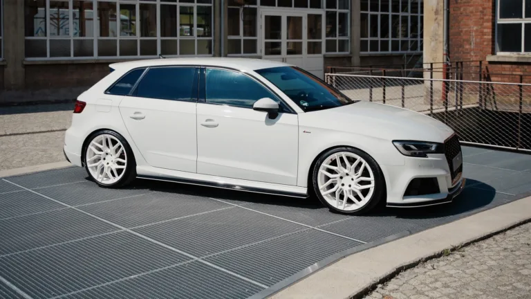 Audi A3 8V cu Jante Barracuda Dragoon Alb: Clean & Stance