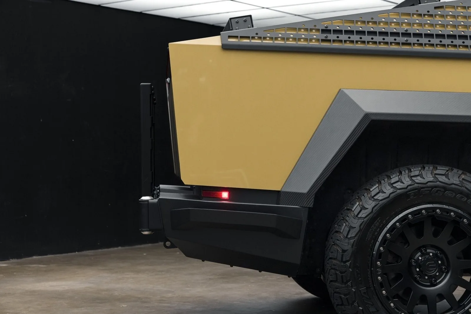 Tesla Cybertruck UP INVINCIBLE