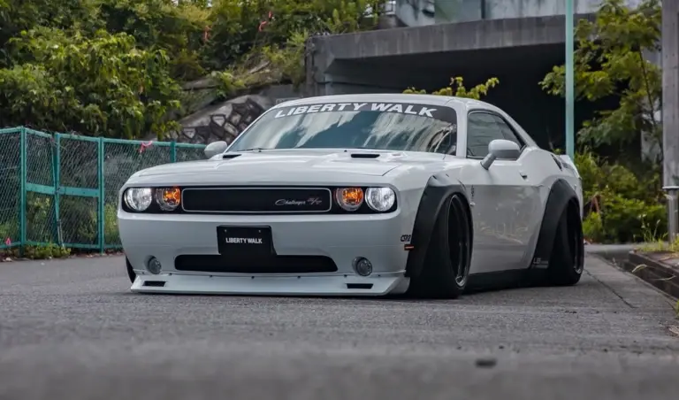 Dodge Challenger Liberty Walk: Pachet LB-WORKS